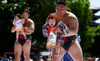Боротьба немовлят, що плачуть. В Японії відродили незвичайну традицію