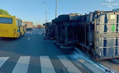 В Киеве на Кольцевой в ДТП перевернулся грузовик (видео)