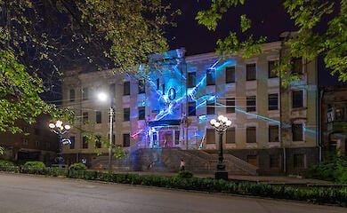 В честь 110-летия Днепровский художественный музей подсветили музей инсталляцией "Душа" 