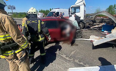 Зіткнулися дві вантажівки та легкове авто: в ДТП на Київщині загинули дві жінки та чоловік