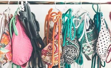 Vogue розповів про наймодніші купальники цього сезону