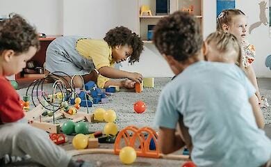 У яких умовах проживають евакуйовані українські діти – у Румунії провели перевірку