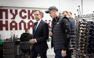 Блинкену показали производство украинских FPV-дронов и ударных коптеров