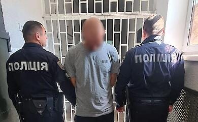 На Закарпатье во время проверки документов мужчина начал стрелять в полицейского