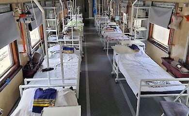 Укразалізниця передала ще два модернізовані вагони для евакуації поранених