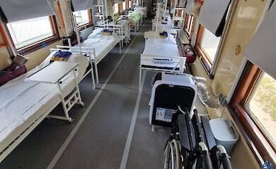 Укрзалізниця модернізувала два вагони для евакуації поранених