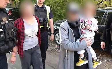 Полиция изъяла двухлетнего ребенка, которого родственники заставляли употреблять алкоголь