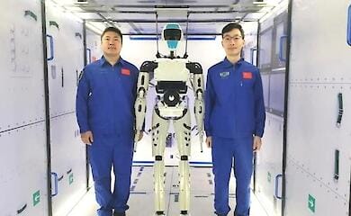 Китай планирует отправить в космос робота-астронавта