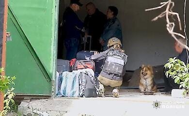 Поліцейські ховали людей від дронів під час евакуації з Красногорівки