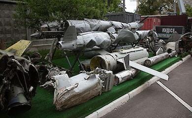 Уламки російських ракет передали Музею війни в Києві