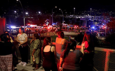 На митинге в Мексике ветер обрушил сцену на людей, погиб ребенок
