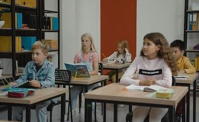 Для українських школярів за кордоном спростили навчання