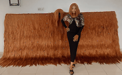 Мешканка Нігерії створила найширшу перуку