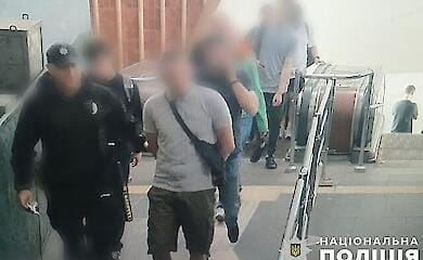 В метро Києва хуліган напав із ножем на пасажира