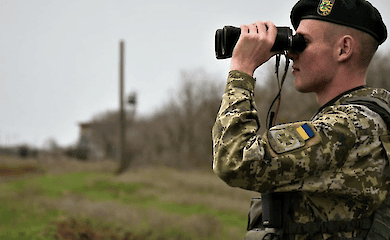 На границе с Румынией неизвестные напали на пограничника и отобрали оружие