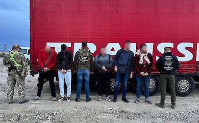 Прикордонники затримали чотирьох ухилянтів у причепі вантажівки