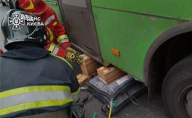 У Києві рятувальники деблокували тіло загиблого в ДТП