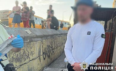 В Киеве на рынке пьяный хулиган устроил стрельбу, есть раненый