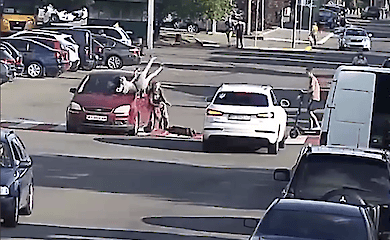 Під Києвом підлітки на електросамокаті врізались в авто