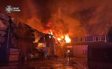 У Києві палала потужна пожежа на Троєщині