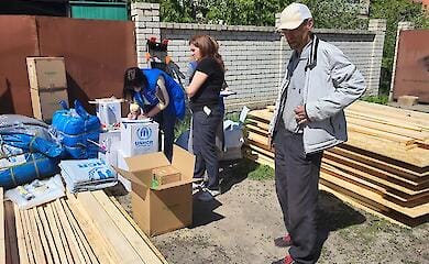 В Украине запустили "Мастерскую на колесах", которая помогает чинить разрушенное россиянами жилье