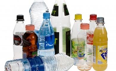 Бутылки из пластика – основные причины популярности в бизнесе