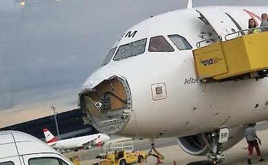 В Австрии самолет из-за града потерял нос