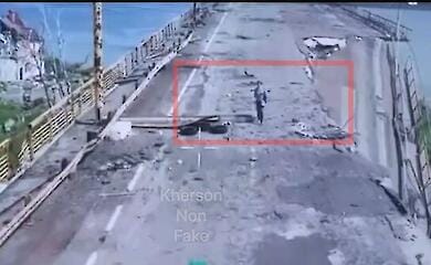 Показувала український паспорт: жінка з окупованих Олешок вийшла на зруйнований Антонівський міст