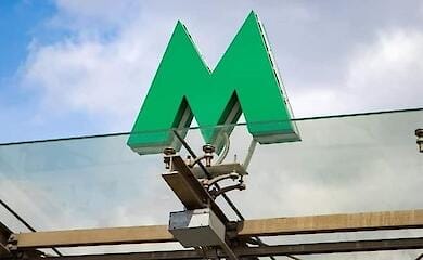 В Киеве временно закрыли 4 станции метро: женщина попала под поезд