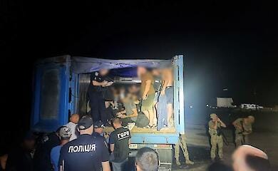 Пограничники остановили фуру с 41 уклонистом