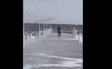 В Одессе с пирса волны смыли в море вторую девушку