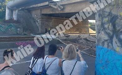 У Києві на проїжджу частину обвалився міст