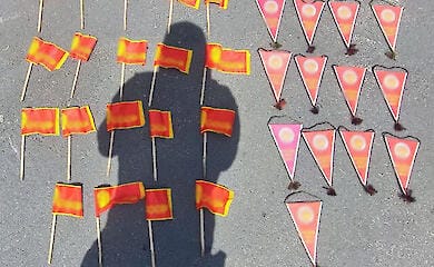 В Киеве у гимназии развесили советскую символику