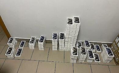 На кордоні у водія автобуса вилучили 124 контрабандні айфони