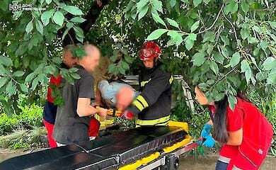 Збирав вишні: у Рівному пенсіонер наштрикнувся на прути металевого паркану
