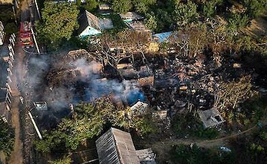 На Миколаївщині пожежа сухої трави підпалила житлові будинки