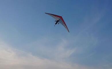 Соцмережі відреагували на фейк про повітряну тривогу через дельтаплан над Києвом