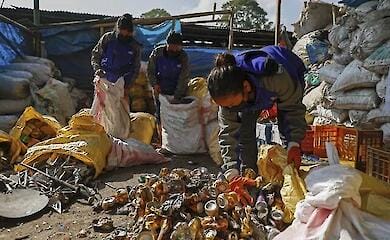 В лагере на Эвересте находится 40-50 тонн мусора