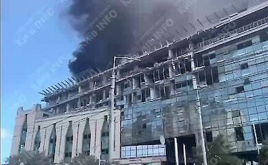 В Киеве обломки ракет упали в трех районах, есть попадание в здание детской больницы