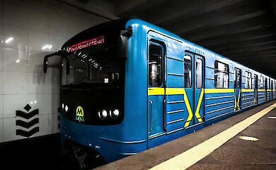 Після ракетного обстрілу на рейках київського метро знайшли небезпечні предмети