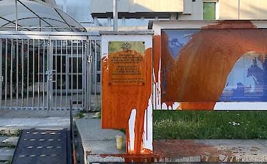 В Праге облили кетчупом российское посольство