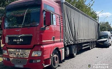 На Черкащині автобус із пасажирами врізався у вантажівку, є постраждалі