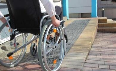 Поможет найти безбарьерные локации: заработал полезный чат-бот