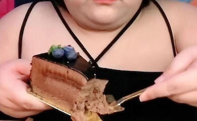 Китайська блогерка померла від переїдання під час прямого ефіру