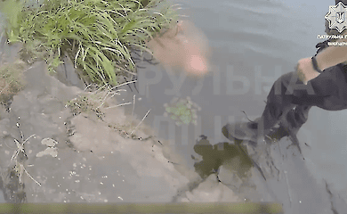 На Київщині правоохоронці витягли з води чоловіка, який стікав кров'ю