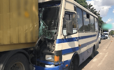 Понад 10 осіб травмовано: маршрутка в Одесі влетіла у вантажівку