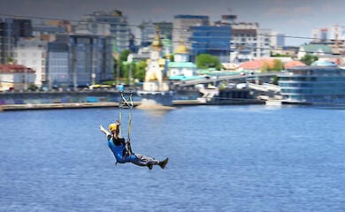 Оборвался трос аттракциона через Днепр в Киеве, во время того, как реку пересекал человек