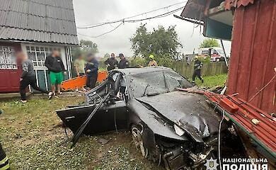 Смертельна ДТП на Буковині: 17-річний водій не впорався з керуванням і влетів у будинок