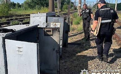 В Киеве задержали диверсантов, которые сожгли авто военных и железнодорожный релейный шкаф