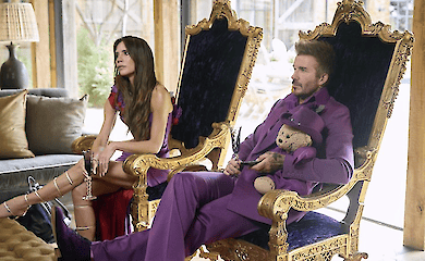 Вікторія Бекхем продемонструвала довгі нігті у стилі 90-х